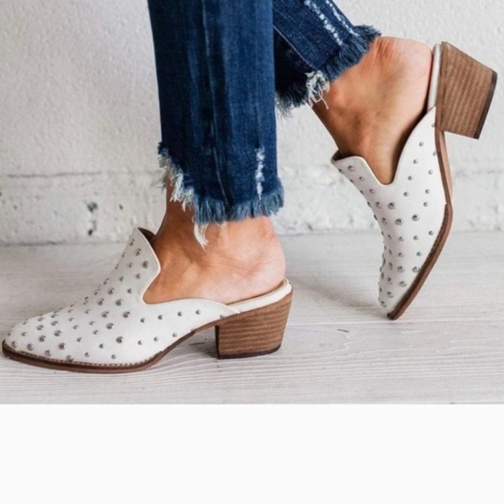 Arider Girl Cara White Western Pointed Toe Silver Studded Mules 7